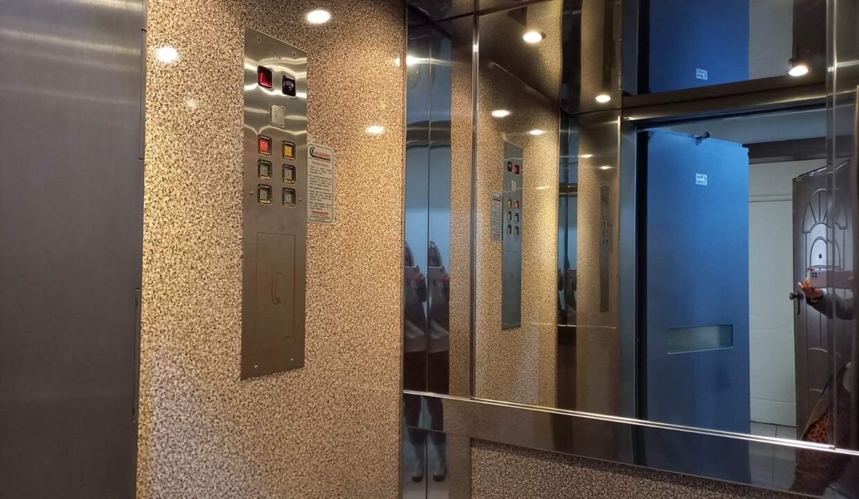 3082405